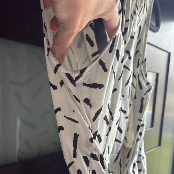 Like New LUSH Elegant Black and White Patterned Tie Back Romper - Size M - Picture 16 of 16